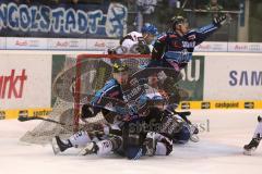 DEL - 2013 - ERC Ingolstadt - Augsburg Panther - hinten John Laliberte (15) trifft zum Ausgleich 3:3 Tor und vorne Travis Turnbull (71) springt zum Jubel hoch