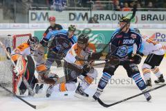 DEL - ERC Ingolstadt - Grizzly Adams Wolfsburg - rechts Travis Turnbull (71) und hinten John Laliberte (15) kämpfen am Tor von Torwart Sebastian Vogl