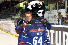 DEL - ERC Ingolstadt - Eisbären Berlin - Trikotübergabe mit Xaver an einen Fan. Foto: Adalbert Michalik