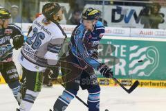 DEL - ERC Ingolstadt - Straubing Tigers - 1:0 - rechts Alexander Oblinger (20) sieht zum Gegenspieler Andy Canzanello der gerade vom Puck getroffen wurde und danach zu Boden geht