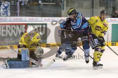 DEL - PlayOff - ERC Ingolstadt - Krefeld Pinguine - Thomas Greilinger (39) zieht ab und Tyler Bouck (12) lässt den Puck unter sich durch, Torwart Jerry Kuhn keine Chance zu halten, Tor zum 3:0 Jubel