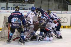 ERC Ingolstadt - Adler Mannheim - Foto: Derek Hahn wartet auf den Puck von Travis Turnball - Jürgen Meyer