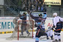 DEL - Playoff Halbfinale - ERC Ingolstadt - Hamburg Freezers - hinten Christoph Gawlik (11) erzielt das 2:0 Tor Jubel