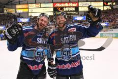 DEL - Playoff Halbfinale - ERC Ingolstadt - Hamburg Freezers - Spiel 6 - Sieg Finale Einzug Travis Turnbull (71) und Robert Sabolic (25)