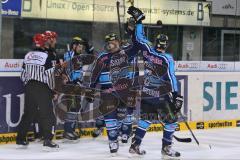 DEL - Playoff Halbfinale - ERC Ingolstadt - Hamburg Freezers - Christoph Gawlik (11) erzielt das 2:0 Tor Jubel Patrick Köppchen (55)und Michel Périard (6)