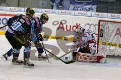 ERC Ingolstadt - Kölner Haie - Derek Hahn und Patrick Hager scheitern am Kölner Torhüter Jury Ziffzer - Foto: Jürgen Meyer