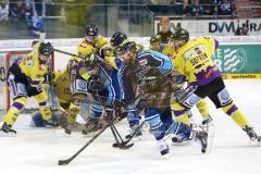 DEL - ERC Ingolstadt - Krefeld Pinguine - PlayOff Viertelfinale - 2. Spiel - Travis Turnbull (71) an der Scheibe kommt nicht durch, John Laliberte (15) lauert in den Gegnern