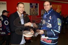 ERC Ingolstadt - Adler Mannheim - Benedikt Schopper mit Fan für 