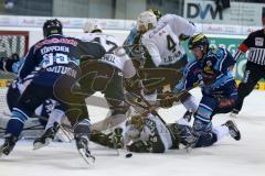 DEL - Playoff Halbfinale - ERC Ingolstadt - Hamburg Freezers - Gerangel vor dem Hamburger Tor, rechts Ziga Jeglic (13) am Puck