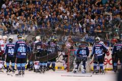 DEL - Playoff Finale - ERC Ingolstadt - Kölner Haie - Spiel ist aus, Overtime Tor für Köln im 4. Drittel, Schlägerei aller Spieler vor den Ingolstädter Fans