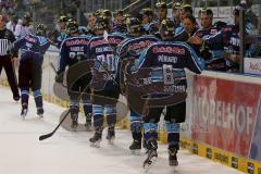 ERC Ingolstadt - Straubing Tigers - Abklatschen an der Bande nach dem 1:0 Führungstreffer durch Robert Sabolic - Foto: Jürgen Meyer