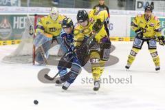 DEL - ERC Ingolstadt - Krefeld Pinguine - PlayOff Viertelfinale - 2. Spiel - Jared Ross (42) im Zweikampf vor dem Tor von Torwart Tomas Duba