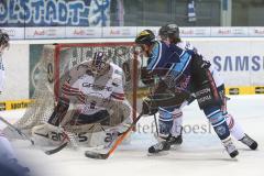 DEL - ERC Ingolstadt - Eisbären Berlin - Travis Turnbull (71) vor dem Tor von Robert Zepp