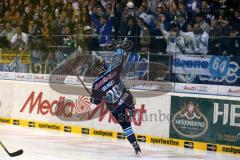 DEL - ERC Ingolstadt - Hamburg Freezers - Alexander Oblinger (20) mit dem 1:0 Tor Jubel bei den Fans