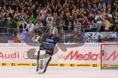 DEL - ERC Ingolstadt - Straubing Tigers - 1:0 - Torwart Timo Pielmeier (51) lässt sich von den Fans feiern