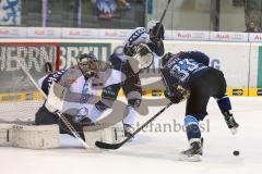 DEL - Playoff Halbfinale - ERC Ingolstadt - Hamburg Freezers - Björn Barta (33) scheitert vor dem Goalie