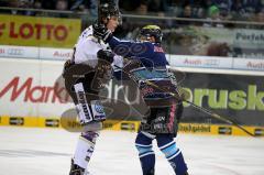 ERC Ingolstadt - Krefeld Pinguine - Patrick Hager und Josh Meyers in einer Auseinandersetzung - Foto: Jürgen Meyer