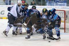 DEL - Playoff Halbfinale - ERC Ingolstadt - Hamburg Freezers - rechts Derek Hahn (43) knapp am Tor