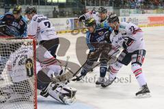 DEL - ERC Ingolstadt - Eisbären Berlin - Derek Hahn (43) vor Torwart Robert Zepp