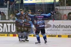 DEL - Playoff Finale - Spiel 4 - ERC Ingolstadt - Kölner Haie - Tyler Bouck (12) Tor Jubel Robert Sabolic (25) und links Benedikt Schopper (10)