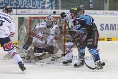 DEL - ERC Ingolstadt - Eisbären Berlin - Travis Turnbull (71) vor dem Tor von Robert Zepp