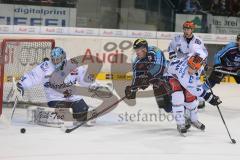 DEL - ERC Ingolstadt - Iserlohn Roosters - Travis Turnbull (71) knapp am Tor bei Torwart Mathias Lange