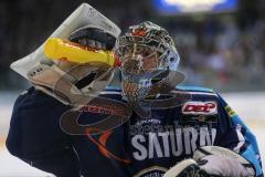 DEL - 2013 - ERC Ingolstadt - EHC Red Bull München - Torwart Timo Pielmeier (51) Flasche Wasser