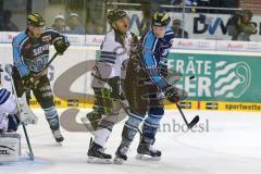 DEL - ERC Ingolstadt - Straubing Tigers - 1:0 - rechts Alexander Oblinger (20) sieht zum Gegenspieler Andy Canzanello der gerade vom Puck getroffen wurde und danach zu Boden geht