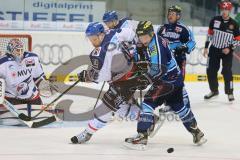 DEL - ERC Ingolstadt - Adler Mannheim - Christoph Gawlik (11) mit Mike Vernace