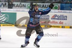 DEL - Playoff Halbfinale - ERC Ingolstadt - Hamburg Freezers - Spiel 6 - Tor Jubel durch Michel Périard (6) - Alexander Oblinger (20) Jubelt