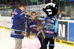 DEL - ERC Ingolstadt - Eisbären Berlin - Trikotübergabe mit Xaver an einen Fan. Foto: Adalbert Michalik