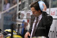 DEL - ERC Ingolstadt - Hamburg Freezers - Co-Trainer Petri Liimatainen traf Puck am Kopf. Eisbeutel