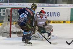 DEL - 2013 - ERC Ingolstadt - Augsburg Panther - Derek Hahn (43) schießt den Puck über den Torwart Markus Keller