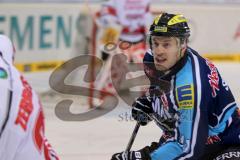 ERC Ingolstadt - Kölner Haie - Benedikt Schopper setzt zum Check an - Foto: Jürgen Meyer