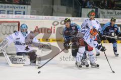 DEL - ERC Ingolstadt - Iserlohn Roosters - Travis Turnbull (71) knapp am Tor bei Torwart Mathias Lange