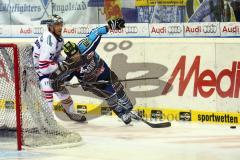 DEL - ERC Ingolstadt - Eisbären Berlin - Patrick Hager im Zweikampf. Foto: Adalbert Michalik