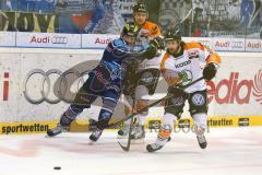 DEL - ERC Ingolstadt - Grizzly Adams Wolfsburg - Alexander Oblinger (20) im Kampf um den Puck