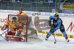 DEL - 2013/2014 - ERC Ingolstadt - Düsseldorf EG - rechts John Laliberte (15) umfährt das Tor von Stefan Ridderwall