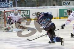 DEL - ERC Ingolstadt - Eisbären Berlin - Patrick Hager (52) zieht ab, Torwart Robert Zepp hält