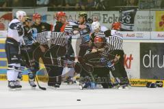 DEL - Playoff Halbfinale - ERC Ingolstadt - Hamburg Freezers - Schlägerei auf dem Eis