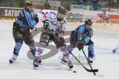 DEL - ERC Ingolstadt - Eisbären Berlin - links Travis Turnbull (71) und rechts Derek Hahn (43) bedrängen den Berliner