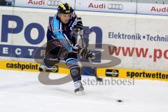 ERC Ingolstadt - Schwenninger Wild Wings -Jakub Ficenec mit einem Schlagschuß -  Foto: Jürgen Meyer