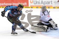 DEL - ERC Ingolstadt - Icetigers Nürberg - Robert Sabolic (25) beim Penaltyschießen trifft als einziger gegen Torwart Tyler Weiman