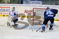 ERC Ingolstadt - Schwenninger Wild Wings - Greg Classen schießt am leeren Tor vorbei - Foto: Jürgen Meyer