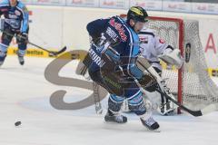 DEL - ERC Ingolstadt - Nürnberg IceTigers - Travis Turnbull (71) scheitert an Torwart Tyler Weimann