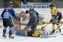 DEL - PlayOff - ERC Ingolstadt - Krefeld Pinguine - Tyler Bouck (12) erzielt das 5:0 gegen Torwart Jerry Kuhn, Tor Jubel