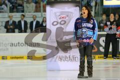 DEL - ERC Ingolstadt - Kölner Haie - PlayOff Finale 2014 - Spiel 2 - Nationalhymne vor dem Spiel singt Lauren Francis