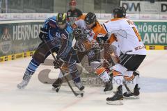 DEL - ERC Ingolstadt - Grizzly Adams Wolfsburg - links John Laliberte (15) im Kampf um den Puck vor dem Tor