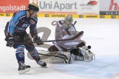 DEL - ERC Ingolstadt - Icetigers Nürberg - Robert Sabolic (25) beim Penaltyschießen trifft als einziger gegen Torwart Tyler Weiman