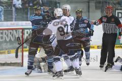 DEL - Playoff Halbfinale - ERC Ingolstadt - Hamburg Freezers - Schlägerei John Laliberte (15) links